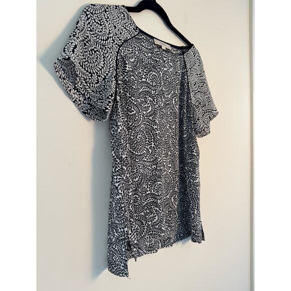 Loft Women’s Black and White leaf Blouse Size Medium - Picture 4 of 6